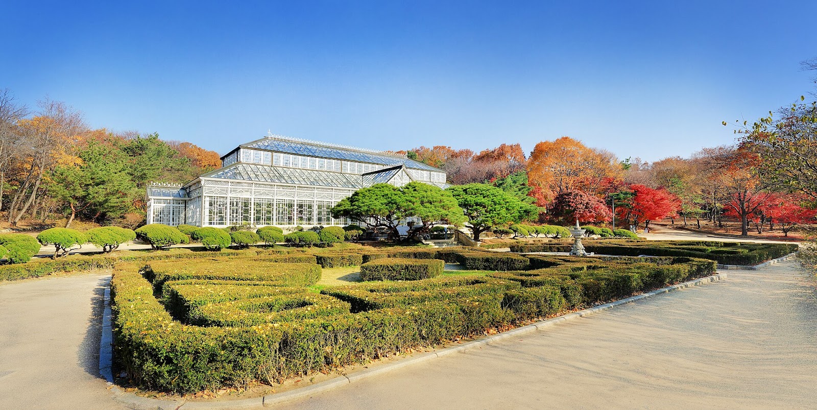 단풍으로 둘러싸인 창경궁 대온실
