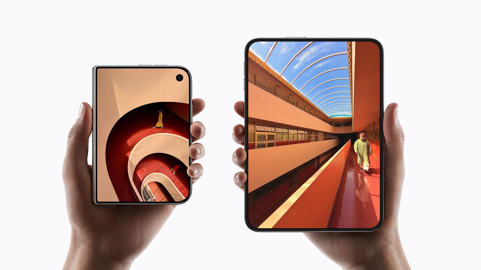 접힌 iPhone Duo의 외부 화면과 펼친 iPhone Duo의 내부 화면을 나란히 보여주는 Apple 공식 사진