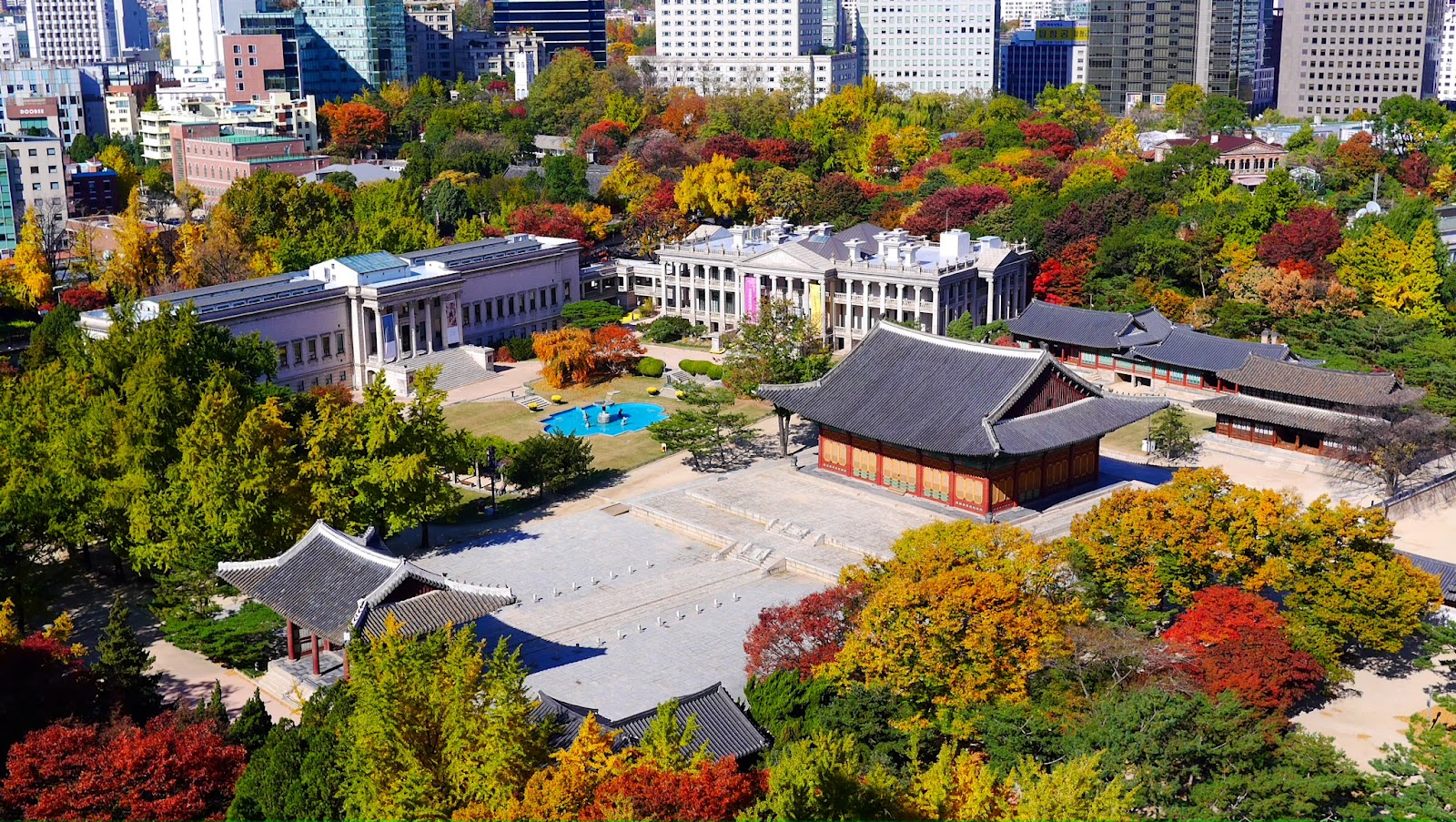 가을 단풍과 덕수궁 전각