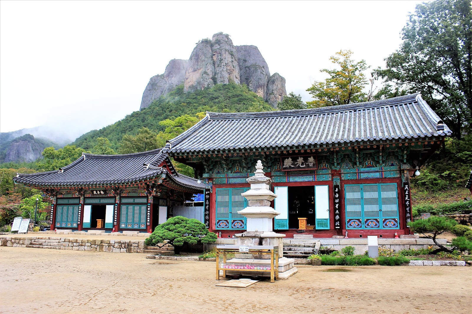 주왕산 기암을 배경으로 선 대전사